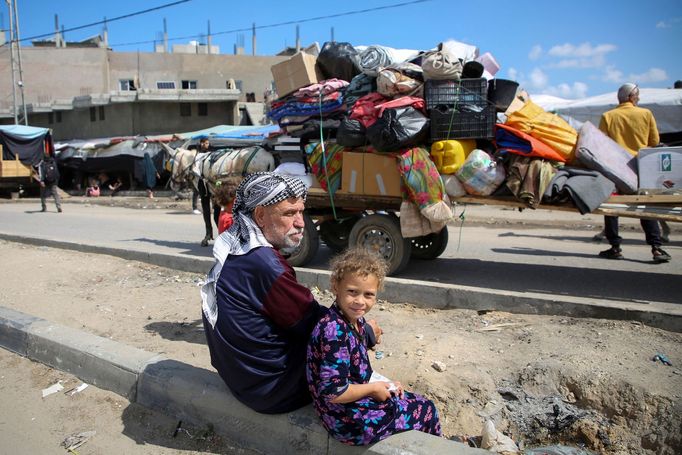 Vysídlení Palestinci čekají na evakuaci.