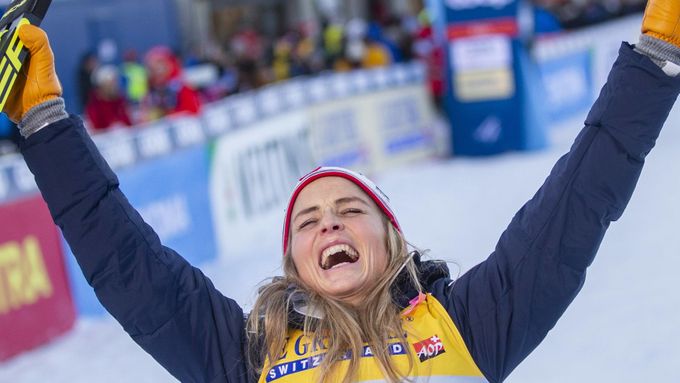 Therese Johaugová slaví triumf po pauze kvůli dopingovém prohřešku.