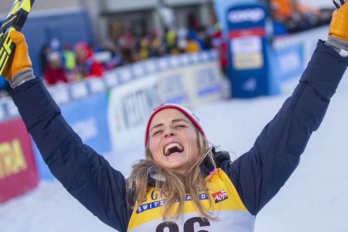 Therese Johaugová slaví triumf po pauze kvůli dopingovém prohřešku.