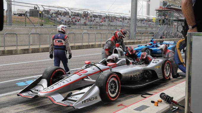 Will Power v boxech při závodě IndyCar v Austinu.