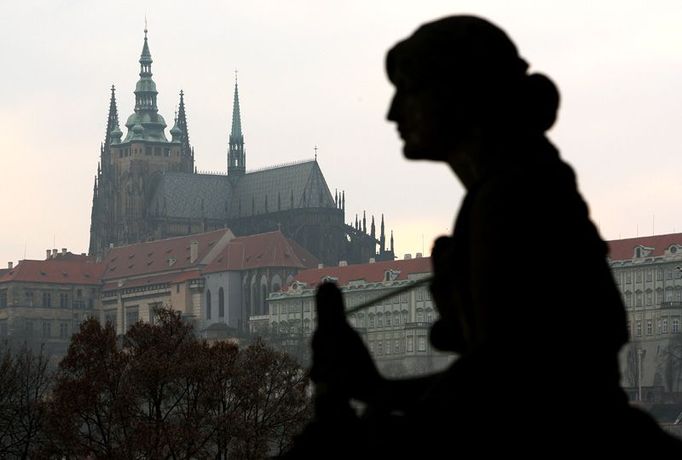 Podle zdrojů z diplomatických kruhů je nejpravděpodobnější, že Obama bude mluvit z Palachova náměstí, od budovy Rudolfina. Zřejmě bude méně kamenný, než slečna na obrázku.