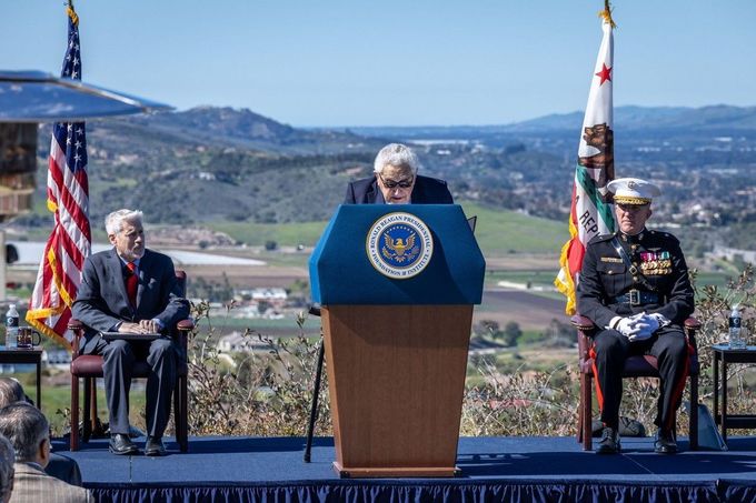 Henry Kissinger pronáší projev během slavnostního kladení věnců v prezidentské nadaci a knihovně Ronalda Reagana v Simi Valley v Kalifornii v USA, 6. února 2023.