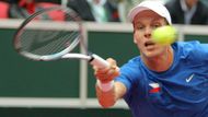 Tomáš Berdych v utkání s Francouzem Gilesem Simonem.