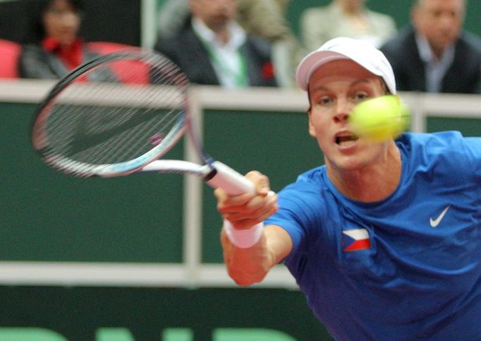 Tomáš Berdych v utkání s Francouzem Gilesem Simonem.