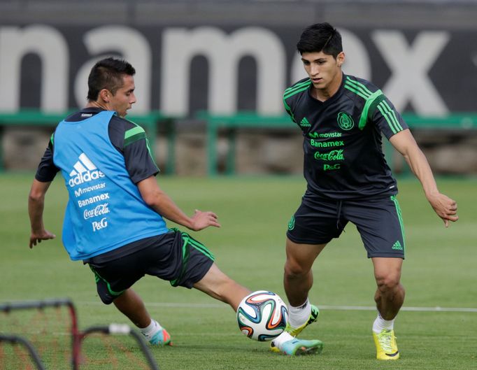 Fotbalista Alan Pulido (vpravo), který byl unesen na severu Mexika. Policie rozjela rozsáhlé pátrání.