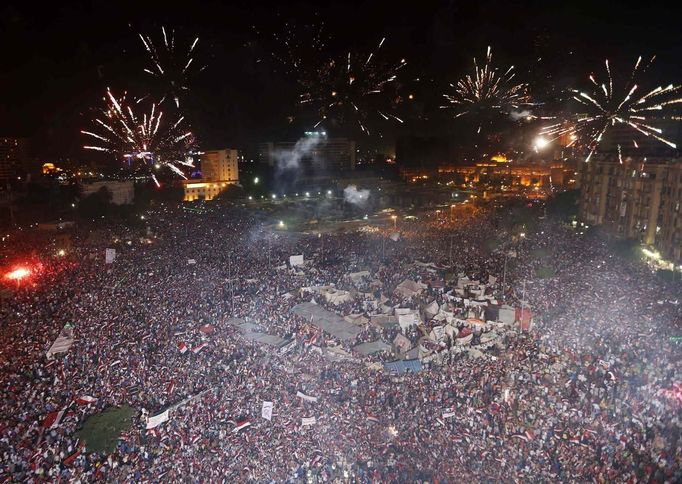 Protesters, who are against Egyptian President Mohamed Mursi, set-off fireworks as they gather in Tahrir Square in Cairo July 3, 2013. The head of Egypt's armed forces General Abdel Fattah al-Sisi issued a declaration on Wednesday suspending the constitution and appointing the head of the constitutional court as interim head of state, effectively declared the removal of elected Islamist President Mohamed Mursi. REUTERS/Steve Crisp (EGYPT - Tags: POLITICS CIVIL UNREST TPX IMAGES OF THE DAY) Published: Čec. 3, 2013, 7:27 odp.