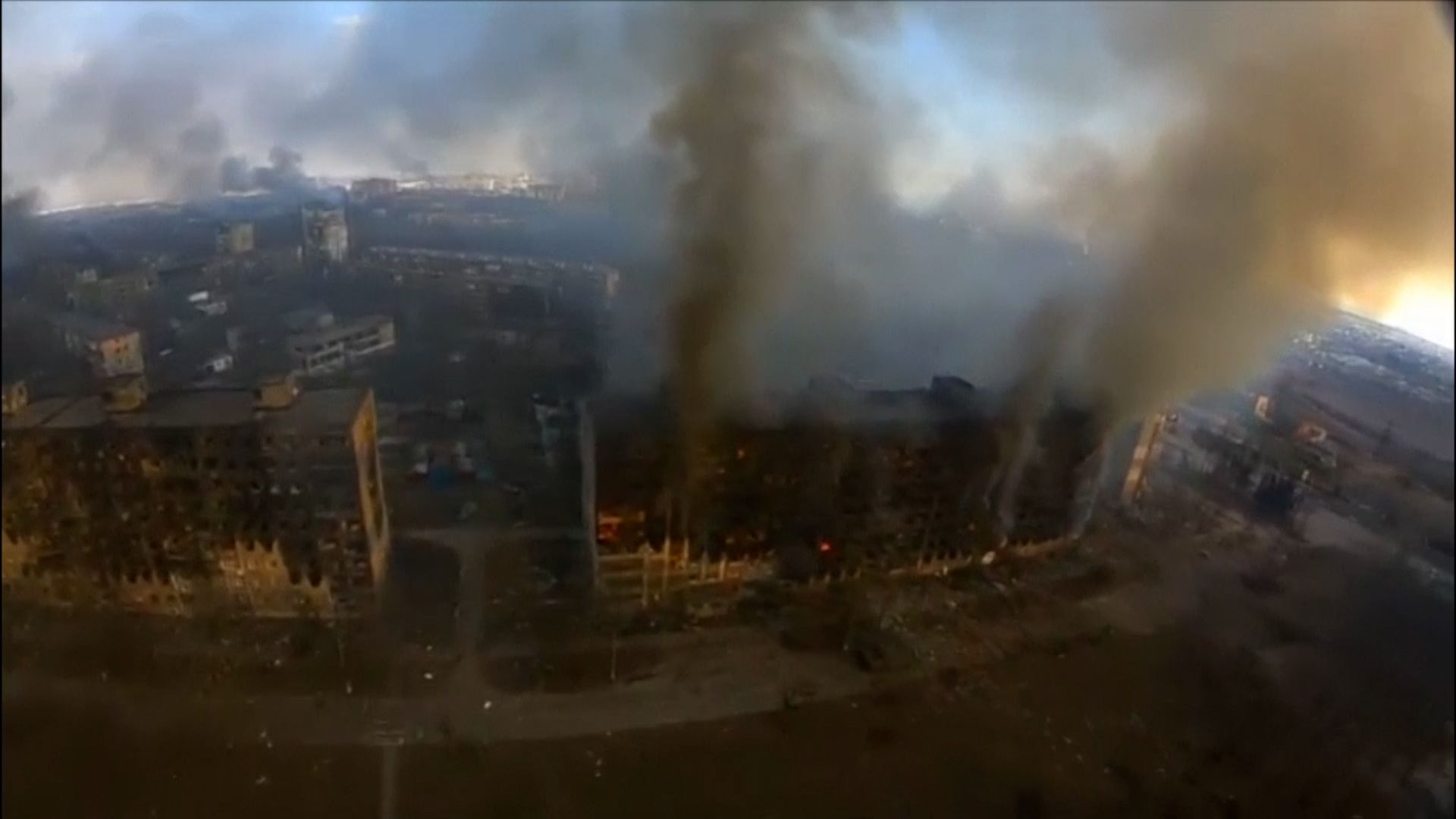 Silný výbuch otřásl panelákem. Záběr z dronu ukazuje devastaci ukrajinského Mariupolu.