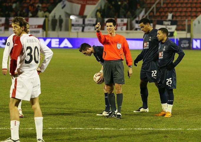 Hlavní rozhodčí Claudio Circhetta byl během utkání poměrně vidět i slyšet.