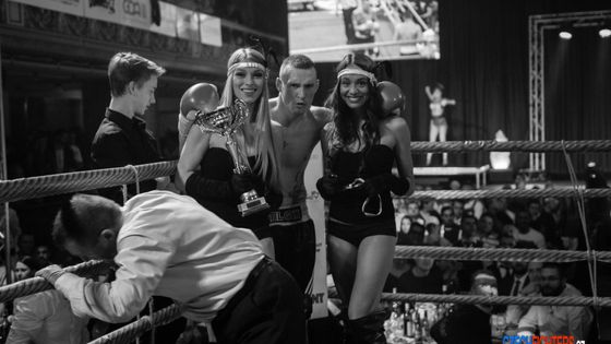 Jako vždy nechyběly v Lucerně krásné Ring Girls, které nejen nosily čísla s jednotlivými koly, ale předávaly ceny vítězům i poraženým.