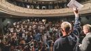 Herci Národního akademického divadla Janka Kupala ukazují své rezignace. Ty podali poté, co byl jejich režisér za podporu protestů propuštěn.