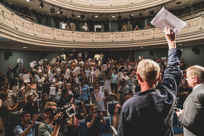 Herci Národního akademického divadla Janka Kupala ukazují své rezignace. Ty podali poté, co byl jejich režisér za podporu protestů propuštěn.