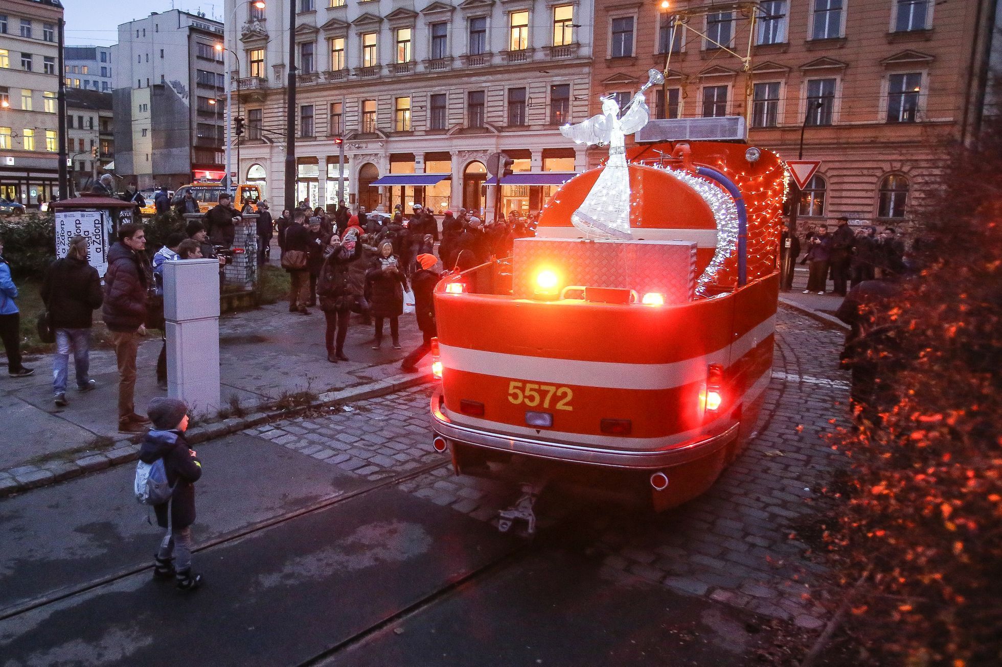 Mazací tramvaj v Praze vánočně svítí a jede, 19.12.2016