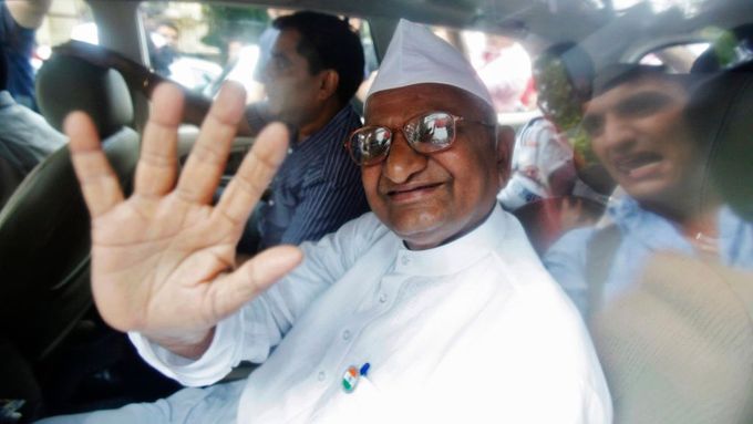 Anna Hazare odvážený v policejním voze.