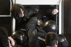 Útočil na Pussy Riot, teď ničil "urážlivou" výstavu v Moskvě