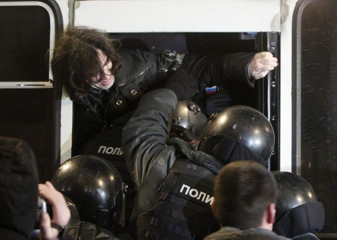 Policie zatýká účastníky demonstrace v Moskvě, kterou svolalo na den voleb opoziční hnutí Jiné Rusko.