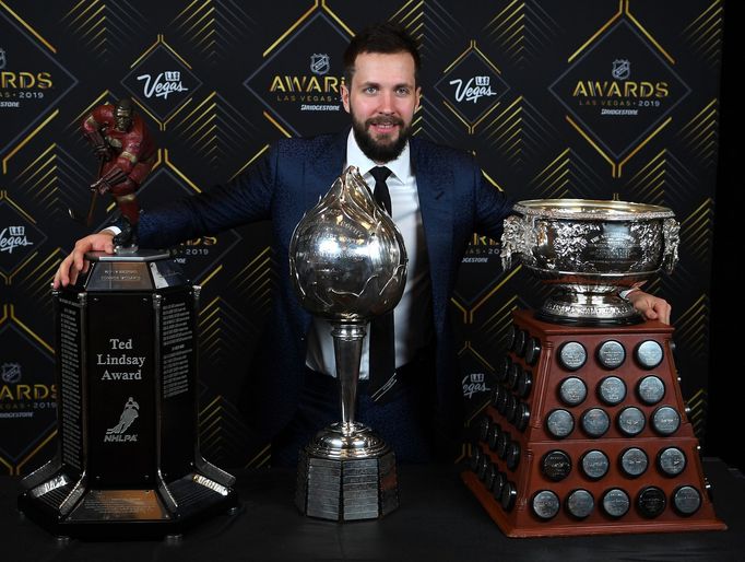 Ruský útočník Nikita Kučerov s Cenu Teda Lindsayho, Art Ross Trophy a Hart Trophy