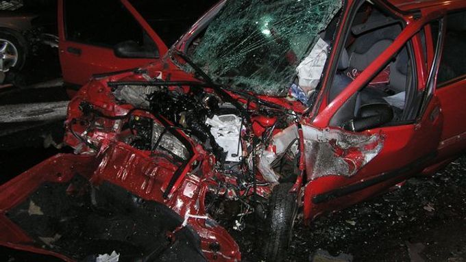 V troskách dvou aut zahynuli tři lidé