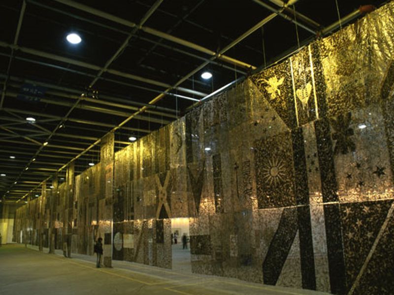 Číňan dělá vlajky z lidských vlasů