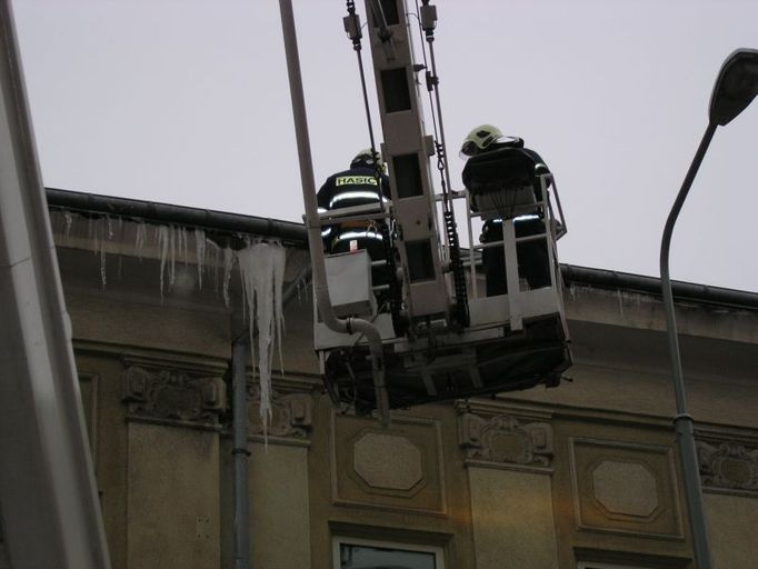 Hasiči v Ústí nad Labem sundávají nebezpečné rampouchy.