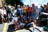 Španěl ve skupině uprchlíků ve druhém sjezdu 11. etapy upadl tvrdě na rameno...