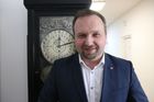 Lidovecký ministr práce a sociálních věcí Marian Jurečka v rozhovoru pro Aktuálně.cz před historickými hodinami na jeho úřadu