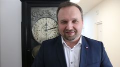 Lidovecký ministr práce a sociálních věcí Marian Jurečka v rozhovoru pro Aktuálně.cz před historickými hodinami na jeho úřadu