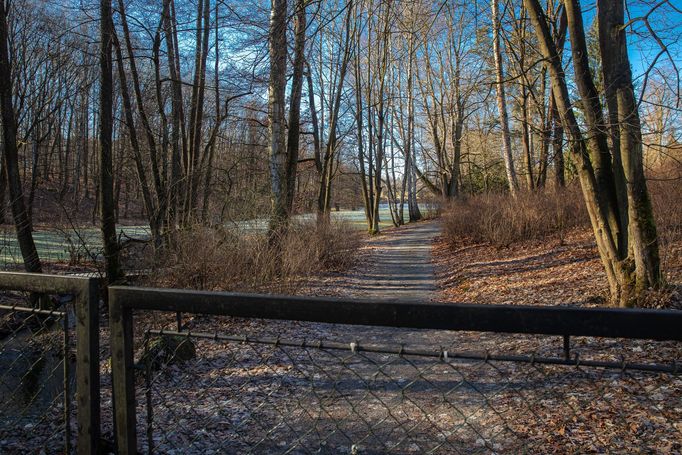 Uzavřený zámek Štiřín v obci Kamenice nedaleko Prahy-východ, patřící státu skrze Úřad pro zastupování státu ve věcech majetkových.