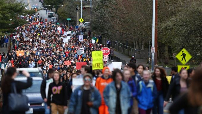 Demonstrace studentů za přísnější regulaci prodeje zbraní a bezpečnější školy v Seattlu.