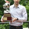 Petr Čech přebírá ocenění pro nejlepšího českého fotbalistu sezony 2016/17