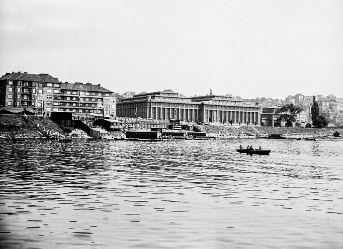 Archivní dobová fotografie zachycující pražskou čtvrť Podolí.