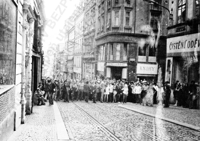 Fotoreprodukce dobového policejního vyšetřovacího spisu k srpnovým událostem v roce 1969.