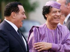 Egyptský prezident Husní Mubaraka a libyjský vůdce Muammar Kaddáfí v roce 2002