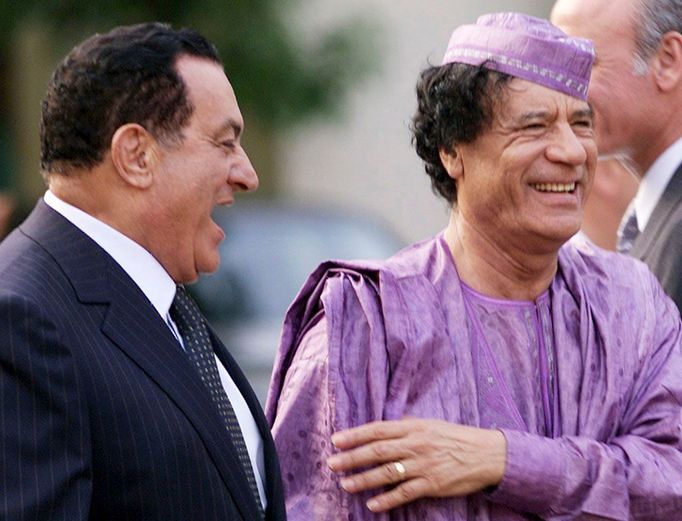 Libyjský vůdce Muammar Kaddáfí (vpravo) a egyptský prezident Husní Mubarak při setkání v Káhiře v létě 2002.