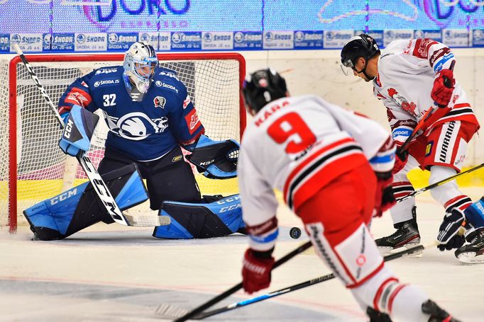 Brankář Miroslav Svoboda z Plzně, Jan Káňa z Olomouce a Lukáš Nahodil z Olomouce v zápase 18. kola extraligy.