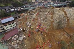 Sesuvy půdy v Číně zabily šestnáct lidí, proud bahna a kamení zničil tři desítky domů