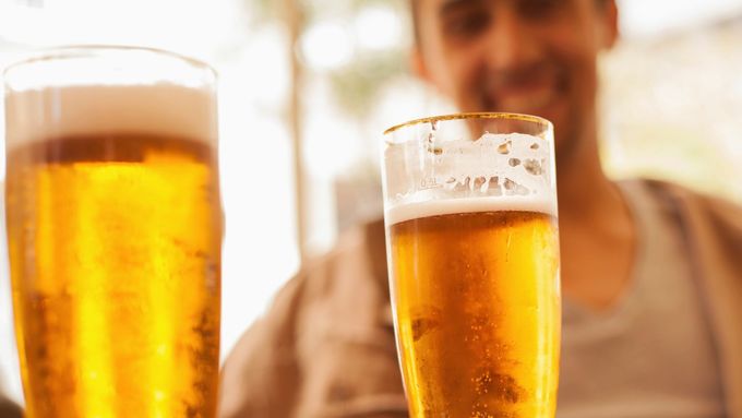 Přirážka se dotkne i alkoholických nápojů, za velké pivo nyní poslanci zaplatí 38 korun.