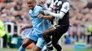 Vincent Kompany (vlevo) v souboji s Dembou Ba