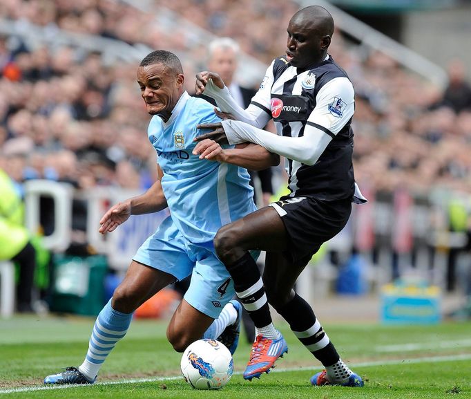 Vincent Kompany (vlevo) v souboji s Dembou Ba