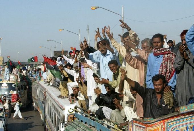 Bhuttová se vrací do rodného Pakistánu, poté co odešla dříve do exilu.