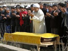 Kyrgyzové pohřbívali své mrtvé po muslimském způsobu