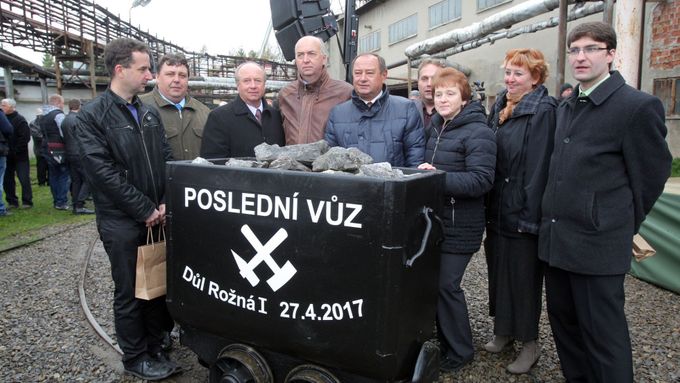 Foto: Konec těžby uranu v Česku. Z dolu Rožná vyjel poslední vozík naložený radioaktivní rudou