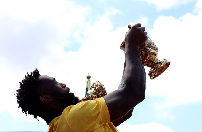 Siya Kolisi s trofejí pro mistry světa