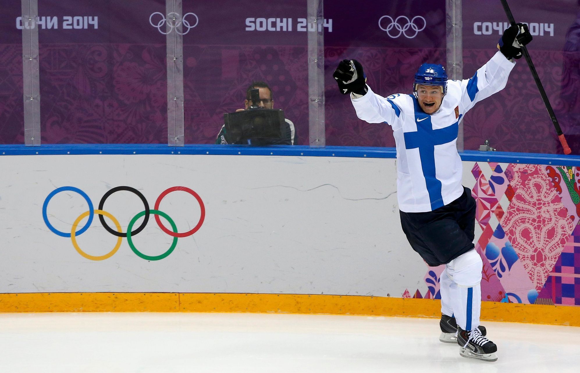 Finsko - USA, o bronz: Jussi Jokinen slaví gól na 2:0