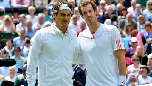 Britský tenista Andy Murray a Švýcar Rpger Federer pózují při nástupu do finále Wimbledonu 2012.