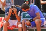 Zatímco Kvitová ronila slzy štěstí, někteří tenisté naopak smutnili. Nicolas Almagro obrečel ve druhém kole vlastní skreč proti Juanu Martínu del Potrovi.