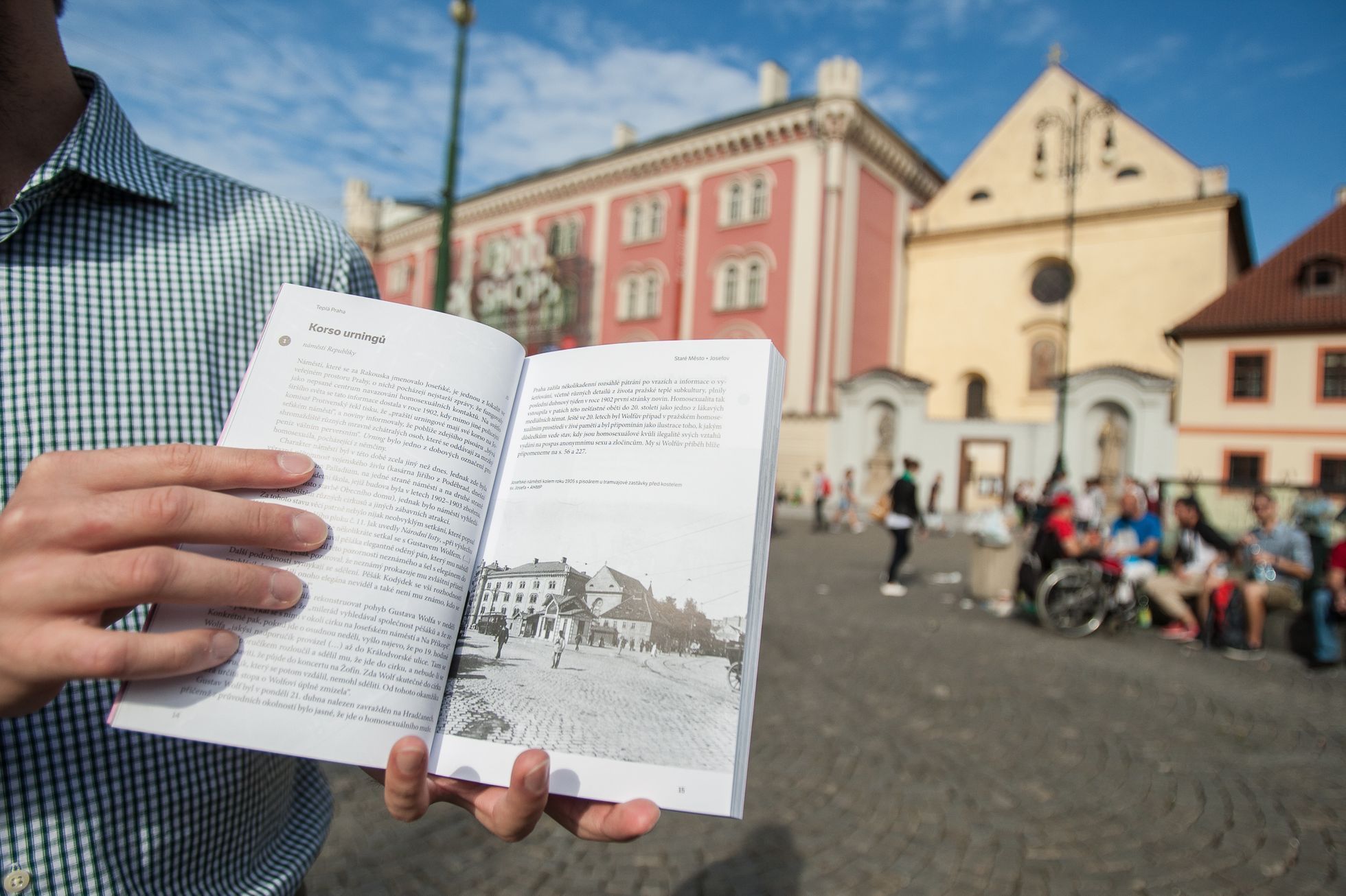 A vzjemn to seznamovn Pedstavte si nejarovnj prask veer a msto ns i arovn tepl veer octli jsme ernomosk kresba Bohumila Havlasy. Svtozor: Illustrovany beletristicko-politicky casopis