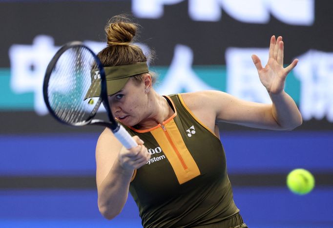 Linda Nosková ve finále turnaje v Pekingu s Amandou Anisimovovou.