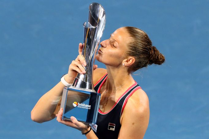 Karolína Plíšková s vítěznou trofejí na turnaji v Brisbane 2019.