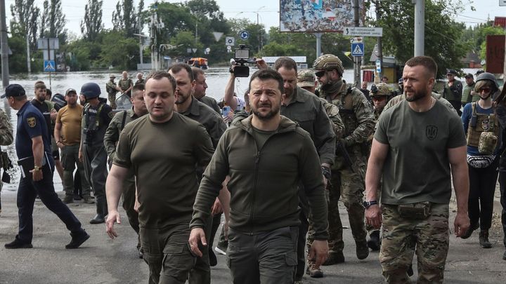 Zelenskyj chce zamést s "vlastizrádnou" korupcí. Nábory vojáků čekají velké změny