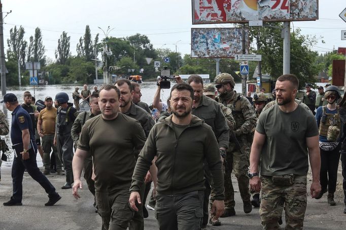 Prezident Volodymyr Zelenskyj na návštěvě zatopené Chersonské oblasti.
